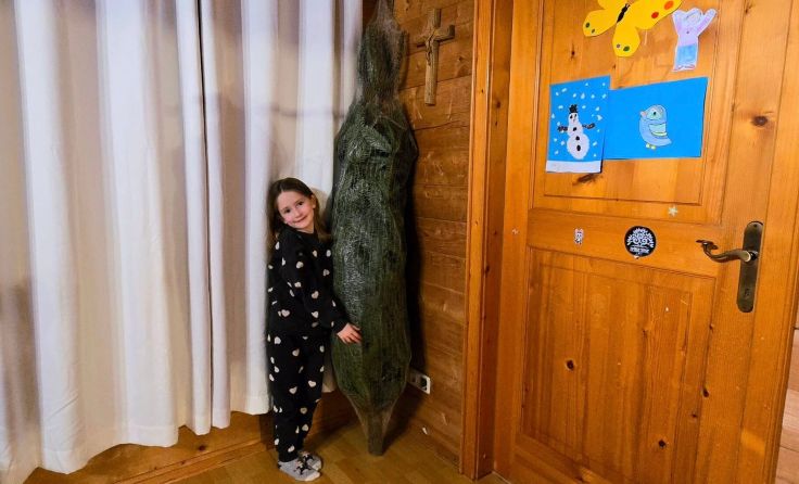Mia verschenkt ihren Weihnachtsbaum an bedürftige Familie (Foto: privat)