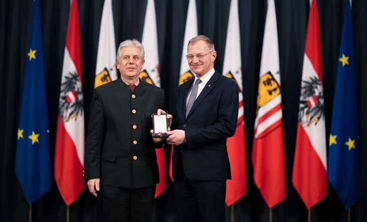Klaus Wimmer (li.) erhält von LH Thomas Stelzer das Silberne Verdienstzeichen. (Foto: Land OÖ)