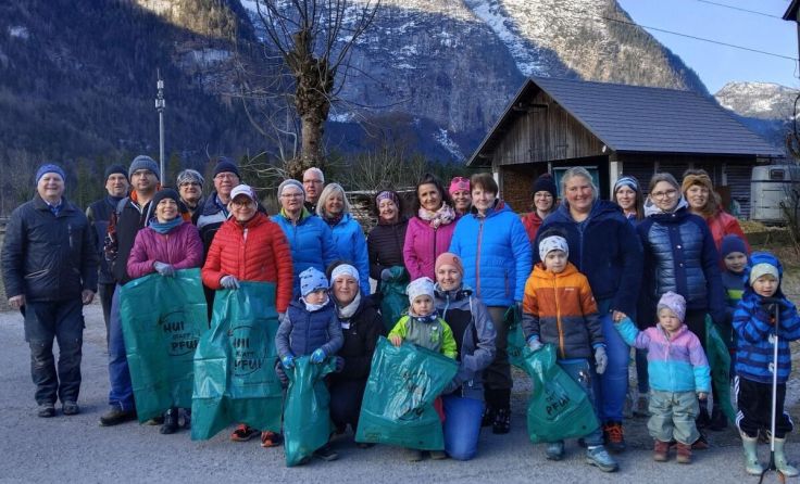 Viele fleißige Müllsammler bei Reinigungsaktion in Obertraun dabei. (Foto: Peter Perstl)