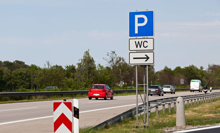 Mann auf Raststation vergessen (Foto: stock.adobe/Starpics)