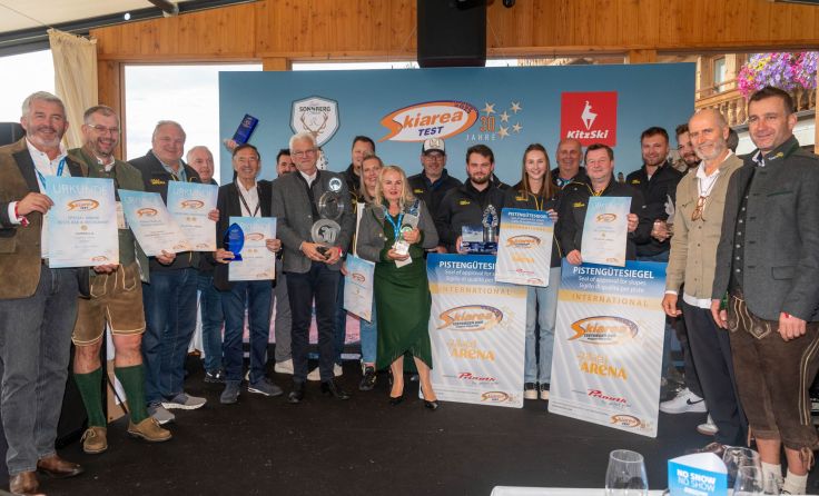 Eine Gruppe glücklicher Gewinner steht mit ihren Preisen zum Gruppenfoto (Foto: Markus Kaltenboeck)