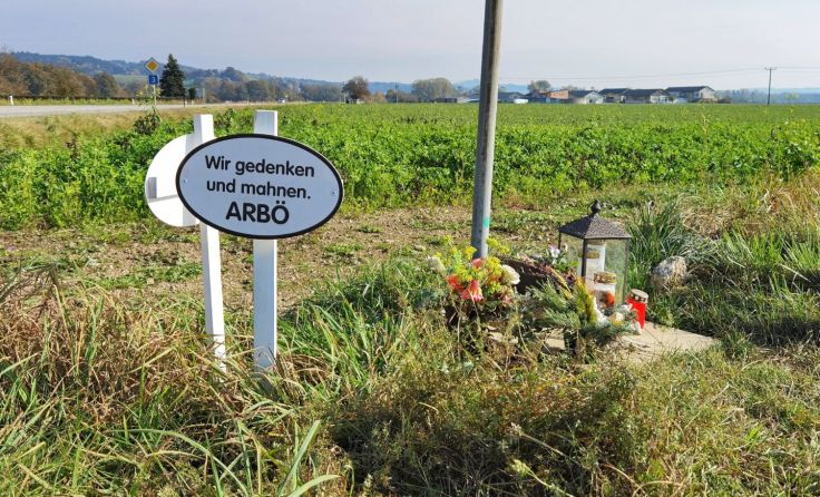 Weiße Kreuze zum Gedenken an die Verunglückten (Foto: ARBÖ)