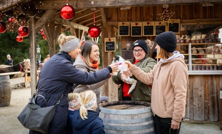 Gut Aiderbichl Henndorf - Tierische Begegnungen am Weihnachtsmarkt (Foto: Gut Aiderbichl)