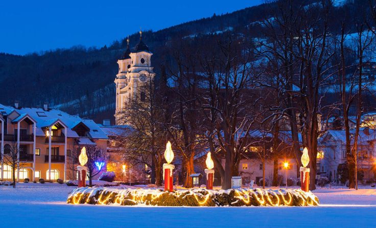 Adventkranz in Mondsee mit der Basilika (Foto: TVB Mondsee-Irrsee/Wolfgang Weinhäupl)