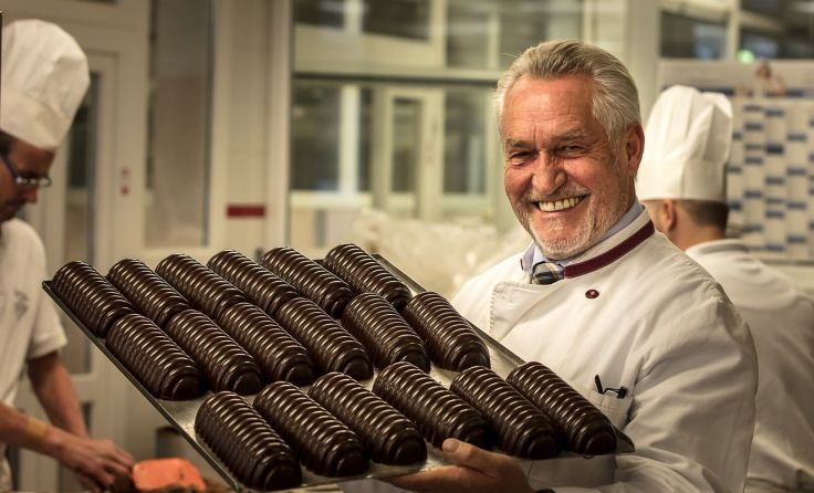 Seniorchef Josef Zauner mit seinem berühmten Zaunerstollen (Foto: C Kressl)