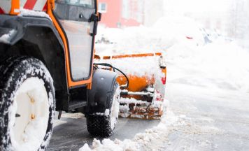 Drama in der Steiermark: Gemeindemitarbeiter stürzt mit Schneepflug über Steilhang in den Tod
