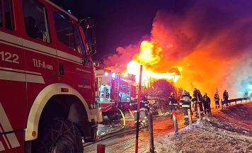 Inferno in der Nacht: Großbrand vernichtet Gebäude in Altaussee – 80 Feuerwehrleute im Einsatz