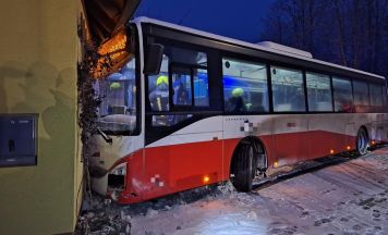 Bus kracht bei Glätte in Gebäude: Zwei Verletzte nach Crash am frühen Morgen
