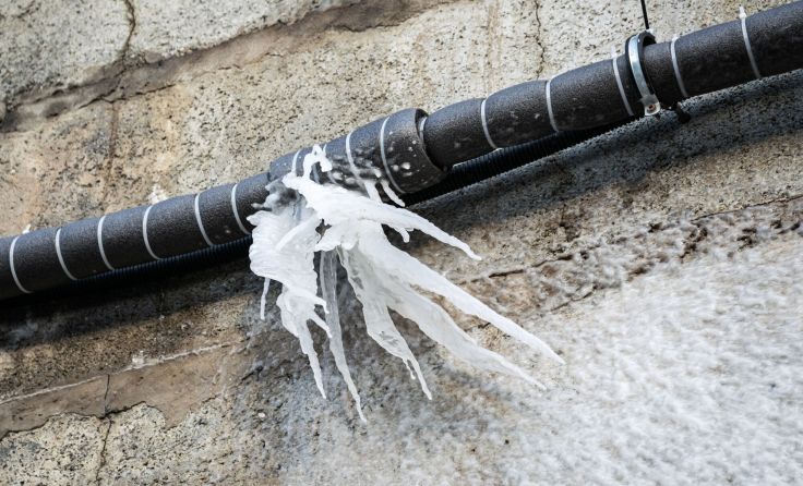 Wasserleitung ist durch Frost kaputtgegangen (Foto: Vladimir Arndt/adobe.stock)