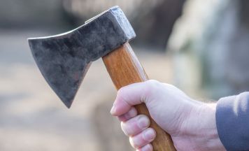 Axt-Attacke in Trier: Dieses kuriose Geburtstagsgeschenk löste Polizeieinsatz aus