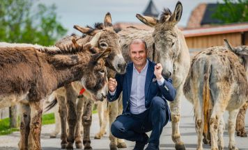 25 Jahre Tierliebe: Jubiläumsbildband von Gut Aiderbichl berührt mit bewegenden Schicksalen