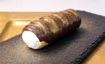 Opernball zum Abbeißen: Diese Schaumrolle hat echtes 24-Karat-Feeling