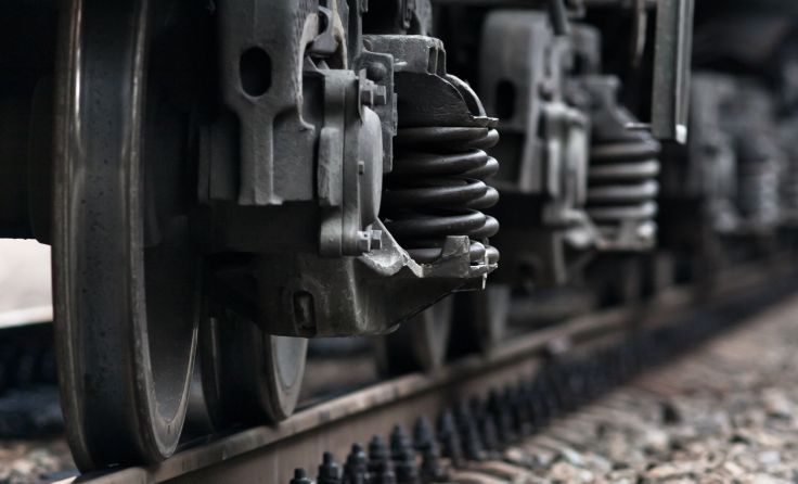 Metallteil auf Gleisen soll Zug zum entgleisen gebracht haben (Foto: rodimovpavel/adobe.stock)