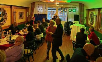 Faschingssonntag in Vöcklabruck: Legendärer Fünf-Uhr-Tee im Auerhahn