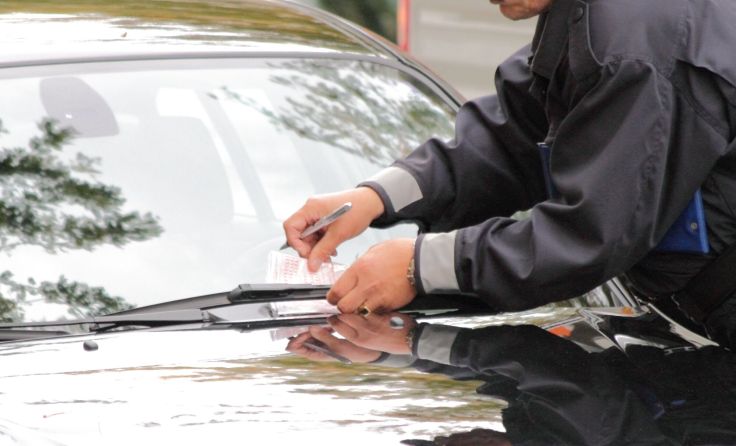 Strafmandat fürs Falschparken (Foto: Peterchen/adobe.stock)