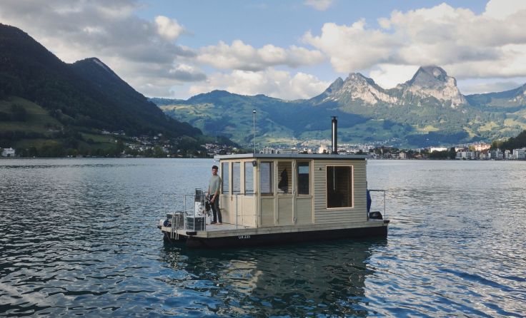 Saunaboot auf dem Vierwaldstättersee, im Hintergrund die Berge (Foto: Saunaboot)