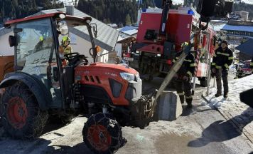 Kleintraktor kippt um: Gemeinde-Mitarbeiter bei Winterdienst im Kleinwalsertal verletzt