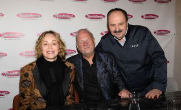 Hollywood-Glanz in der Backstube: Sharon Stone veredelt die goldene Opernball-Schaumrolle