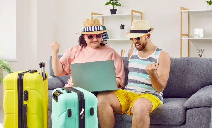 Glückliches Pärchen machte einen Schnäppchenurlaub (Foto: Studio Romantic/adobe.stock)