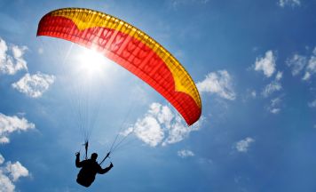 Tödlicher Absturz in Salzburg: Paragleiter prallt bei Flugmanöver in steilen Hang