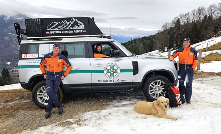Bergretter und Einsatzhund mit dem neuen Einsatzfahrzeug. (Foto: Bergrettung St. Gilgen)