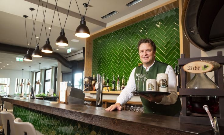 Gösser Bräu Wirt Robert Grossauer verkauft das Bier zu Heller Preisen. (Foto: Gösser Bräz Graz)