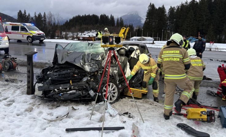 Schwerer Verkehrsunfall in Saalfelden (Foto: FF Saalfelden)