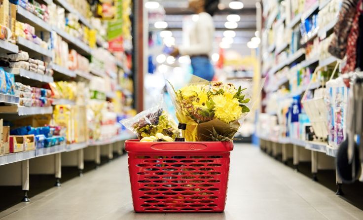 Einkaufskorb am Boden (Foto: Michael Cunningham/peopleimages.com/adobe.stock)