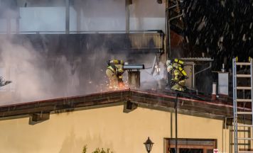 Wohnhausbrand im Zillertal: Flammeninferno zerstört Haus in der Nacht