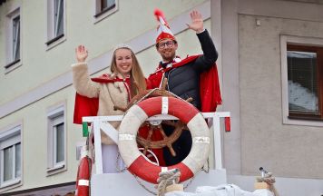 Ebensee feiert Fasching: Tausende erleben närrischen Umzug trotz Wintereinbruch