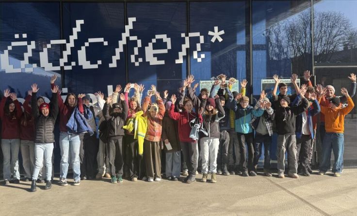 Schüler und Lehrer vor dem Lentos in Linz (Foto: Lions Club Dachstein Welterbe)