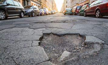 Frost-Schlaglöcher: Wer zahlt bei Reifenschaden wirklich?