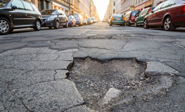 Schlaglöcher können Schäden am Fahrzeug verursachen (Foto: Mattoff/adobe.com)