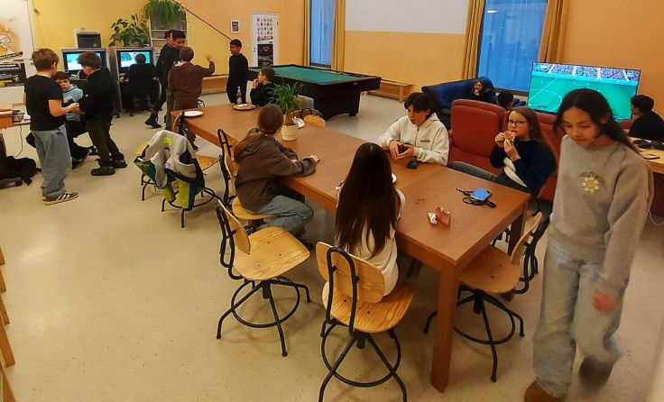 Jugendliche unterhalten sich im Jugendzentrum Vorchdorf (Foto: Jugendzentrum Vorchdorf)