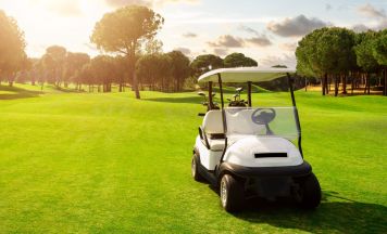 Arbeitsunfall in Bayern: 54-Jähriger in Chieming von Golfwagen erdrückt