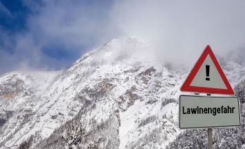 Lawinen-Drama in Tirol: Schneemassen reißen Bus mit zwölf Insassen von der Straße