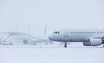 Schnee-Chaos am Flughafen München: Über 120 Passagiere müssen Nacht in Flugzeugen verbringen