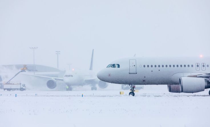 Passagiere mussten Nacht im Flugzeug verbringen (Foto: Chalabala/adobe.stock)
