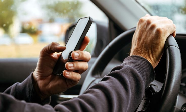 Handy lenkt beim Autofahren ab (Foto: Bits and Splits/adobe.stock)