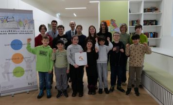 Schulprojekt in Vöcklabruck: Gymnasiasten helfen Volksschulkindern beim Lernen