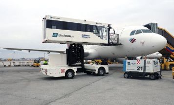 Salzburg Airport: Neuer PRM-Lift bringt Passagiere elektrisch und würdevoll ins Flugzeug