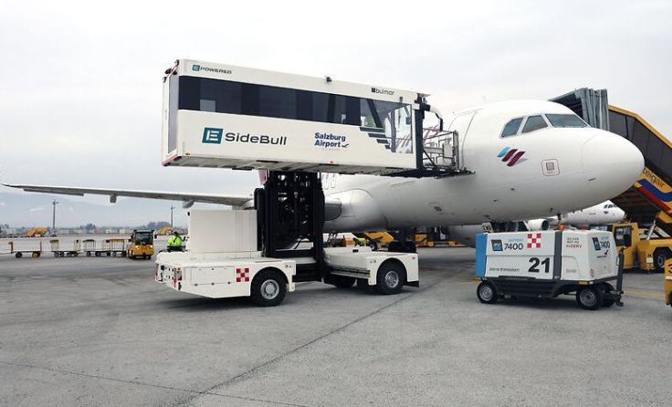 Barrierefrei an Bord mit dem PRM-Lift am Flughafen Salzburg (Foto: Salzburg Aiport)
