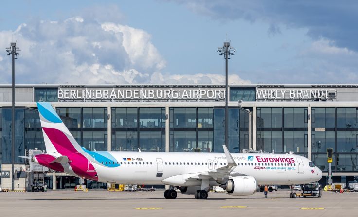 Flughafen Berlin mit Eurowings-Flugzeug (Foto: Günter Wicker)