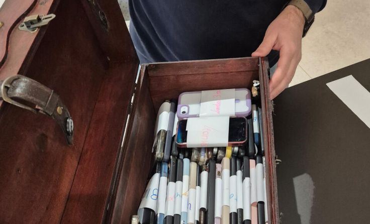 Schüler sperren Handys in Truhe ein (Foto: Marktgemeinde Frankenburg)