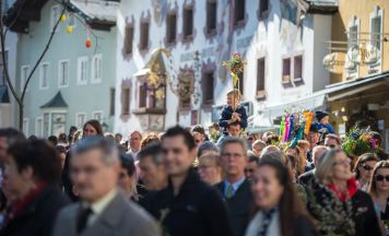 Ostern in Kitzbühel: Sonnenskilauf und traditionelle Ostermärkte sorgen für Frühlingsstimmung