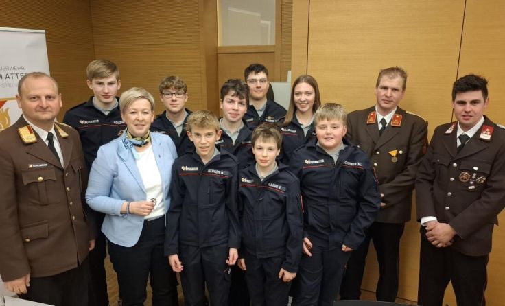 Die Feuerwehrjugend und Verantwortlichen mit Ortschefin Nicole Eder (Foto: FF Steinbach am Attersee)