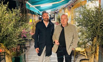 Stadtplatz wird mediterran: 25 Olivenbäume sorgen für Aufsehen in Vöcklabruck