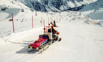 Tödlicher Skiunfall in Fiss: 25-Jähriger prallt gegen Schneelanze und stirbt auf der Piste