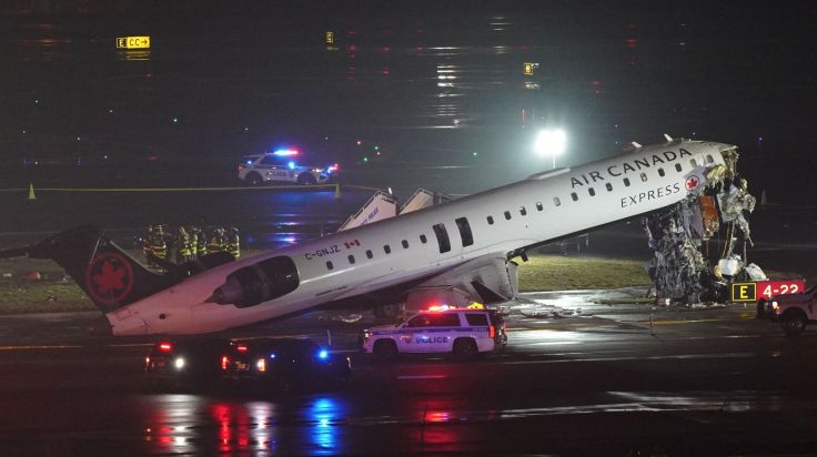 New York: Linienflieger kracht am Flughafen in Feuerwehrfahrzeug – Betrieb komplett gestoppt