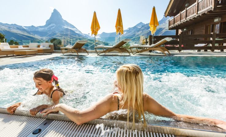 Mutter und Tochter baden im Pool eines Hotels in Österreich (Foto: Angelov/adobe.stock)